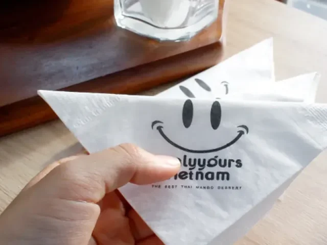 Khăn giấy in logo thương hiệu cho quán cafe, nhà hàng
