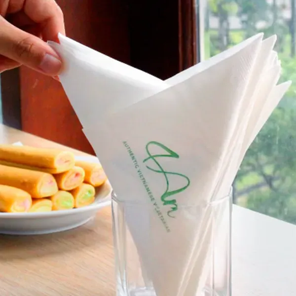 Khăn giấy lụa in logo cắm trong ly
